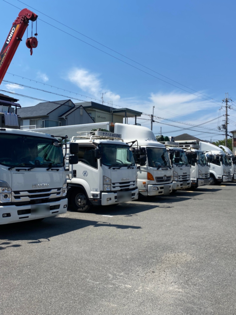 大阪府茨木市・豊中市・摂津市周辺の企業さまへ ─ ヤマハル梱包運輸の多様なトラックで貨物運送を支援